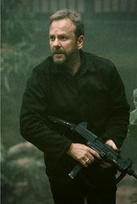 孤峰追击海报